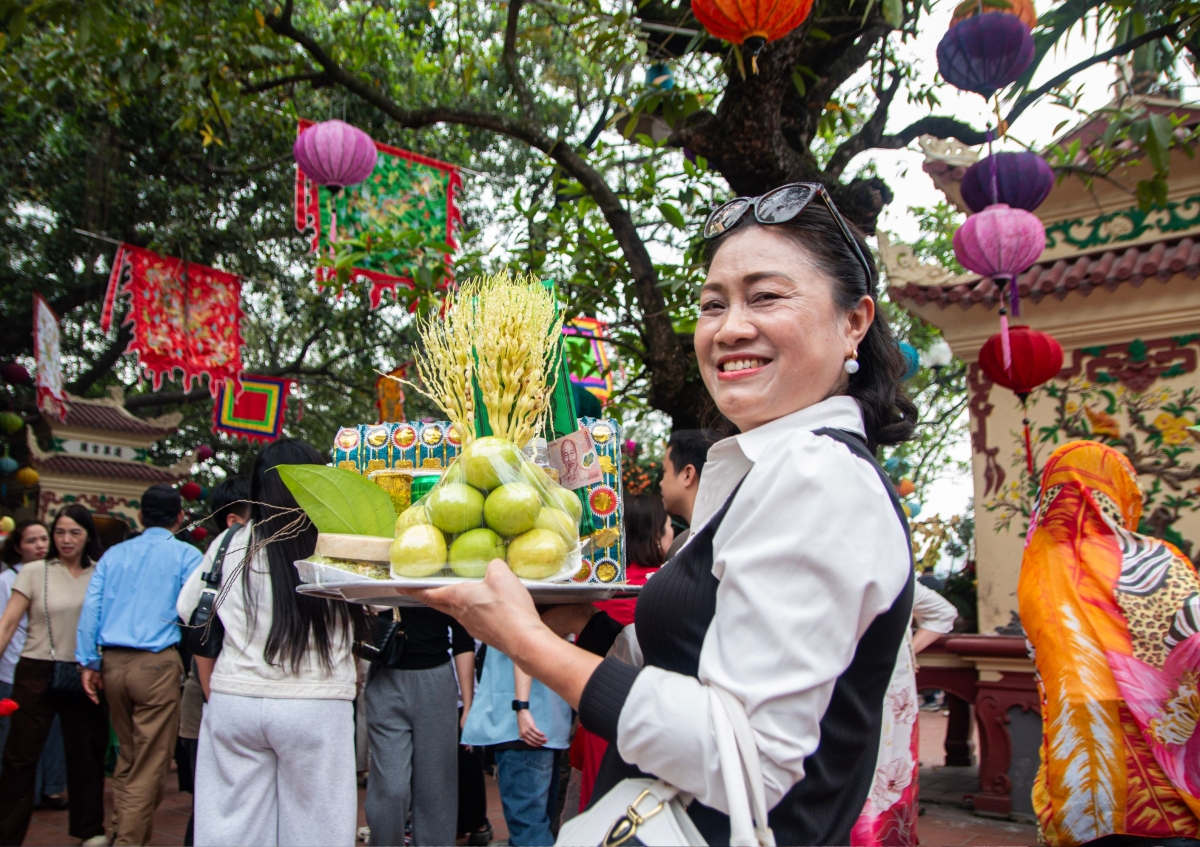 Người dân đổ tới phủ Tây Hồ, chùa Trấn Quốc từ sớm trong ngày Rằm tháng Giêng