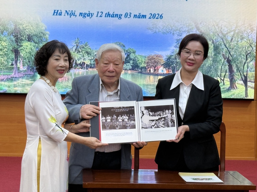 relic site receives valuable documentary photographs of president ho chi minh picture 1