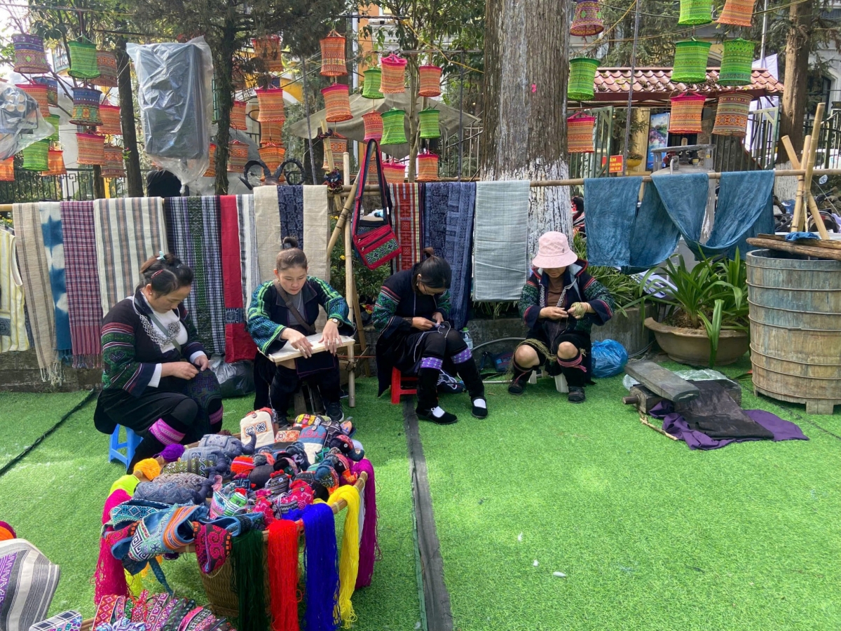 phu nu vung cao lam du lich tu mach nguon van hoa hoang lien son hinh anh 5