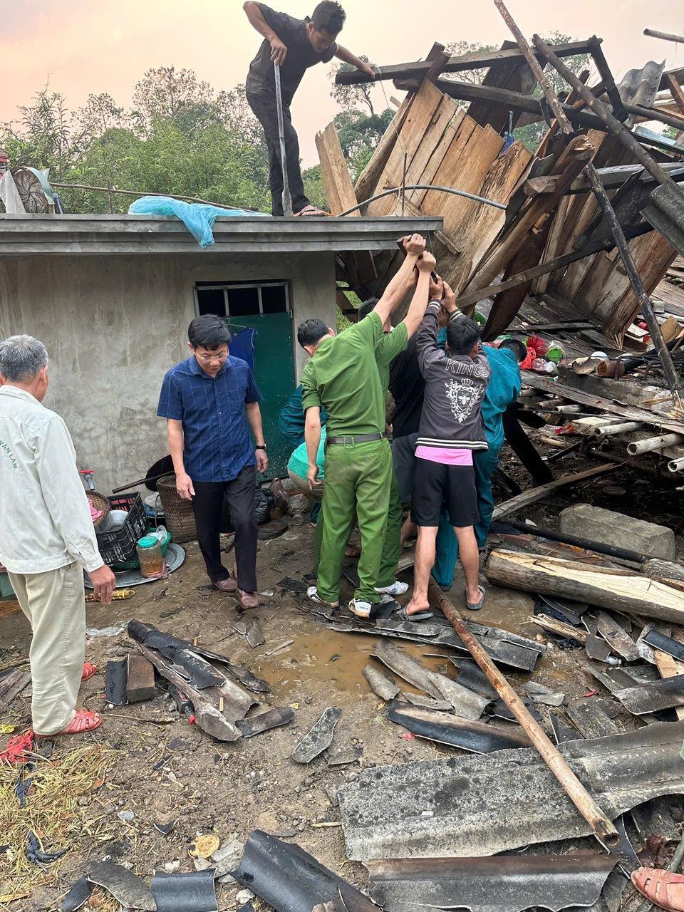 son la khan truong ho tro nguoi dan khac phuc hau qua do dong loc hinh anh 2