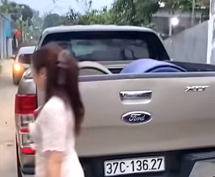 Do o to ban tai chan ngo, chu xe than nhien ngoi hien nha mac ke hinh anh 1