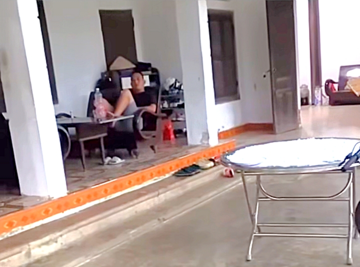 Do o to ban tai chan ngo, chu xe than nhien ngoi hien nha mac ke hinh anh 2