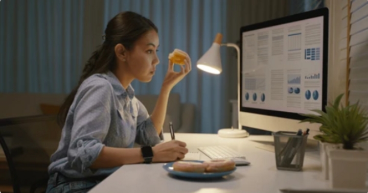 sau 19h, dung lam 6 dieu nay neu khong muon hai tim mach hinh anh 1