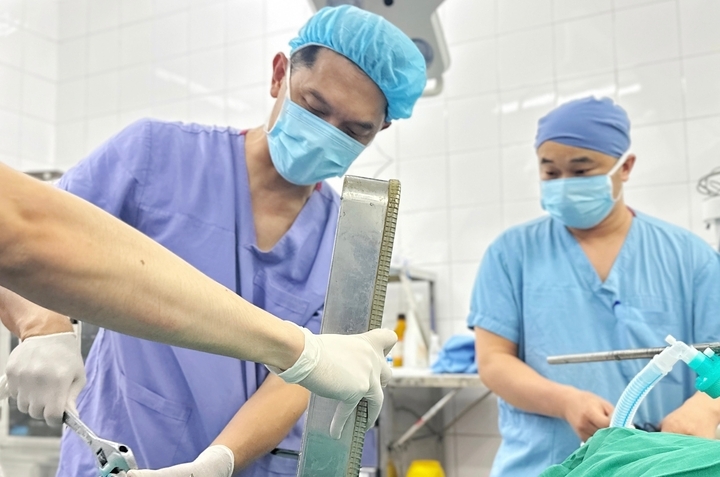 Kẹt nguyên bàn tay trong máy xay thịt, người phụ nữ 36 tuổi phải cắt cụt chi