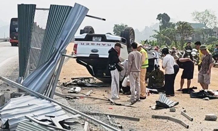 Xe bán tải đâm rào tôn trên cao tốc Nội Bài - Lào Cai, một người tử vong