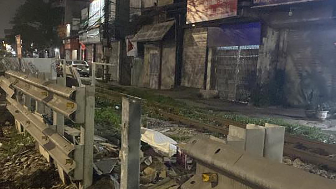 nguoi dan ong di xe may tu vong do va cham voi tau hoa se19 tai ha noi hinh anh 2