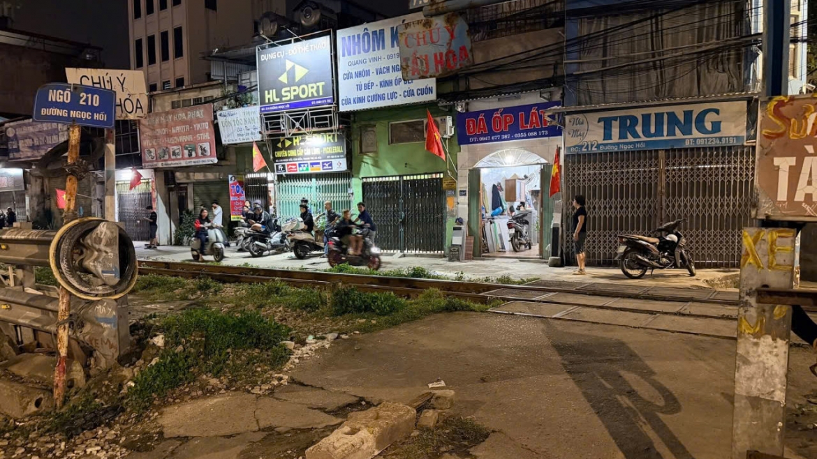 nguoi dan ong di xe may tu vong do va cham voi tau hoa se19 tai ha noi hinh anh 3