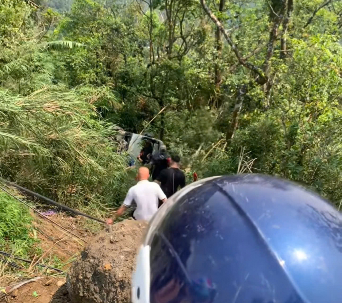 xe khach lao xuong vuc o tam Dao, nhieu nguoi bi thuong hinh anh 3