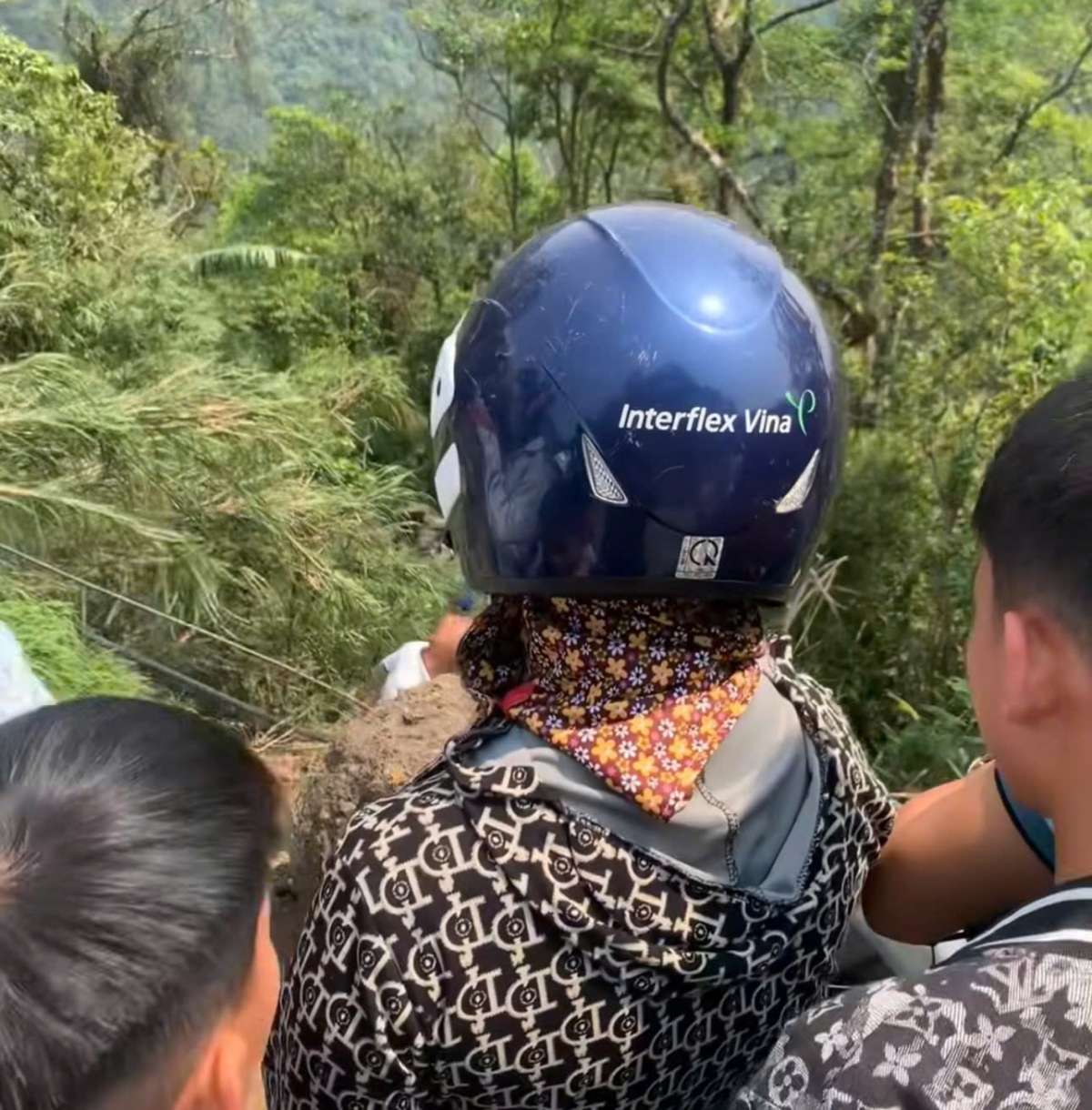 xe khach lao xuong vuc o tam Dao, nhieu nguoi bi thuong hinh anh 2