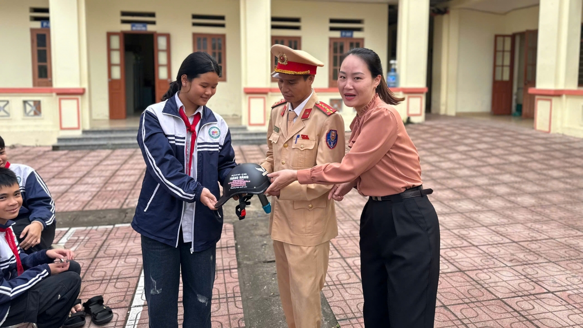 tuyen truyen an toan giao thong cho hoc sinh truong thcs nghiem xuyen hinh anh 3