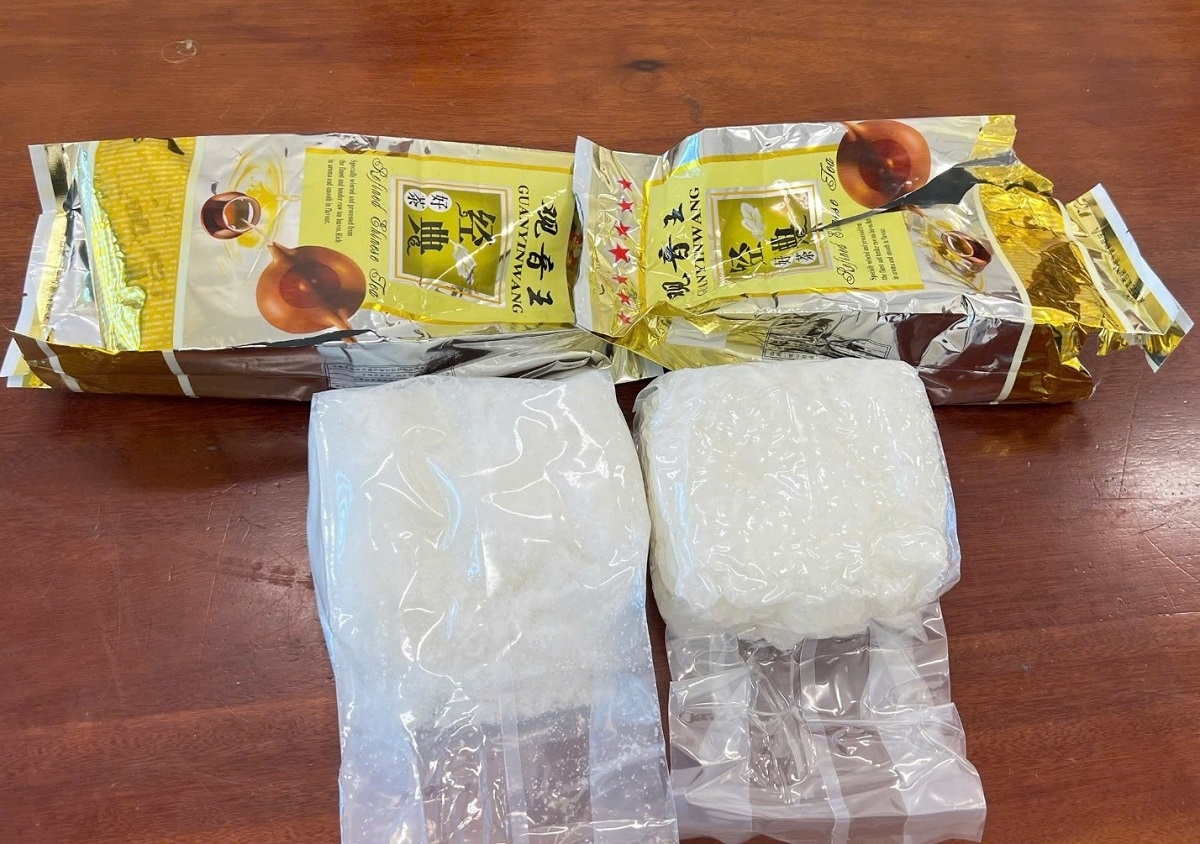 tam giam 2 doi tuong van chuyen trai phep hon 2kg ma tuy hinh anh 2