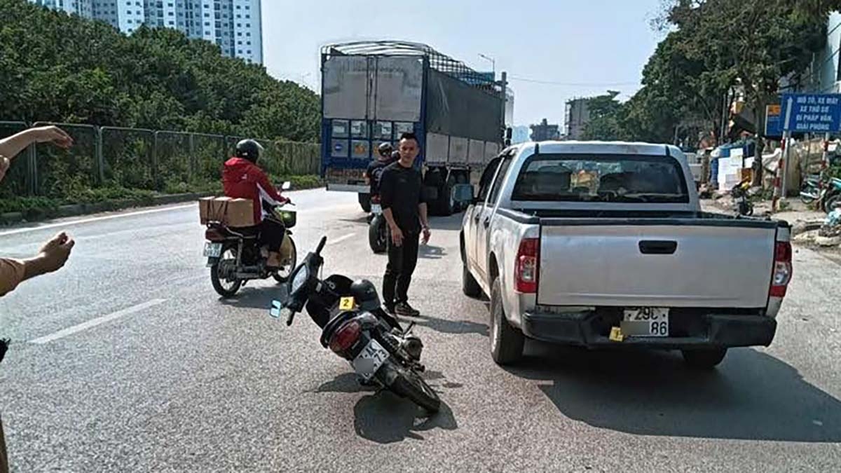 dựng lại hiện trường vụ xe bán tải tạt đầu, 3 người suýt ngã vào rơ-moóc ở hà nội hình ảnh 1 dung lai hien truong vu xe ban tai tat dau, 3 nguoi suyt nga vao ro-mooc o ha noi hinh anh 1