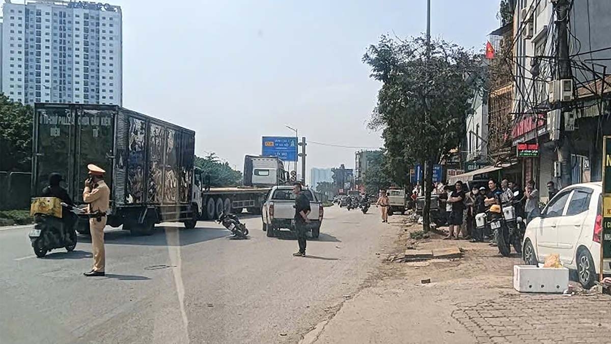 dựng lại hiện trường vụ xe bán tải tạt đầu, 3 người suýt ngã vào rơ-moóc ở hà nội hình ảnh 2 dung lai hien truong vu xe ban tai tat dau, 3 nguoi suyt nga vao ro-mooc o ha noi hinh anh 2