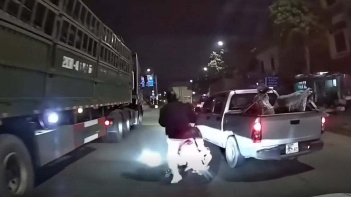 dựng lại hiện trường vụ xe bán tải tạt đầu, 3 người suýt ngã vào rơ-moóc ở hà nội hình ảnh 3 dung lai hien truong vu xe ban tai tat dau, 3 nguoi suyt nga vao ro-mooc o ha noi hinh anh 3