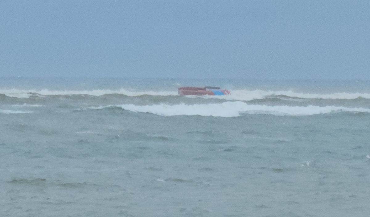 Tàu cá chở 7 người bị sóng đánh chìm khi ra cửa biển Nhật Lệ, Quảng Trị