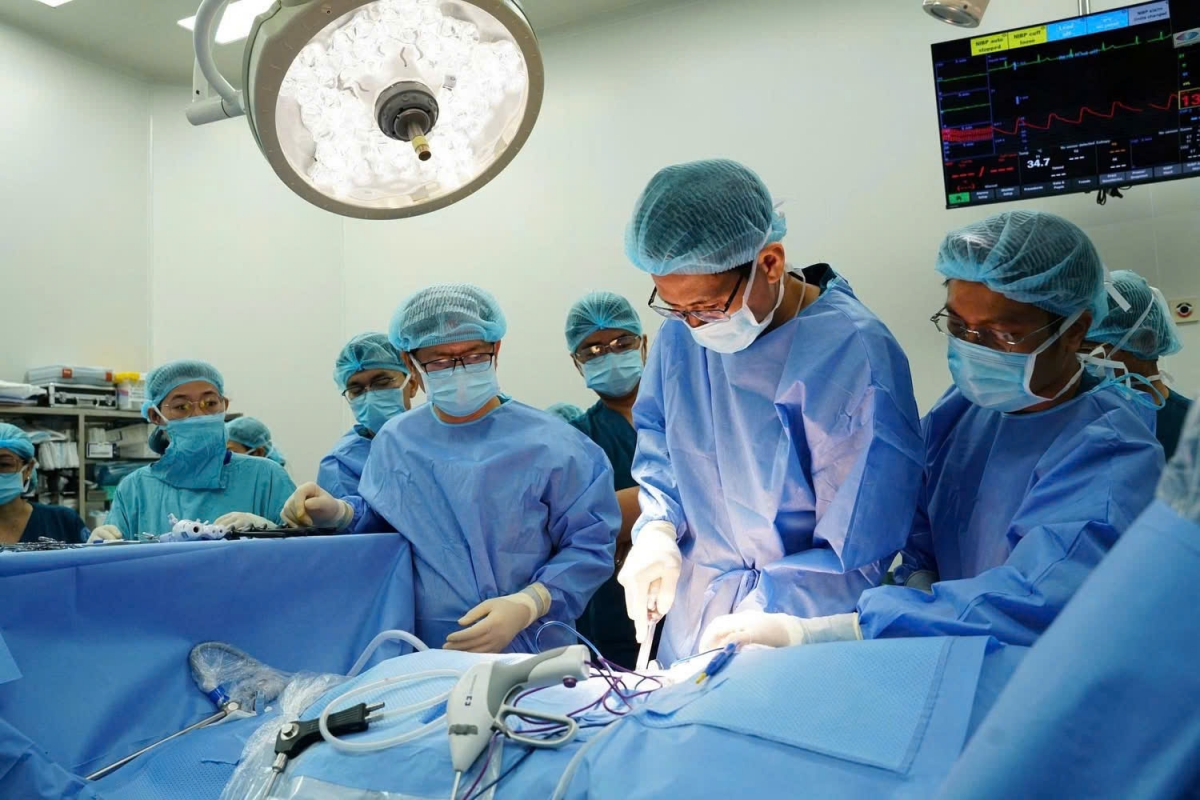 Mẹ hiến thận cứu con: Ca ghép đầu tiên thành công tại Nhi đồng 1