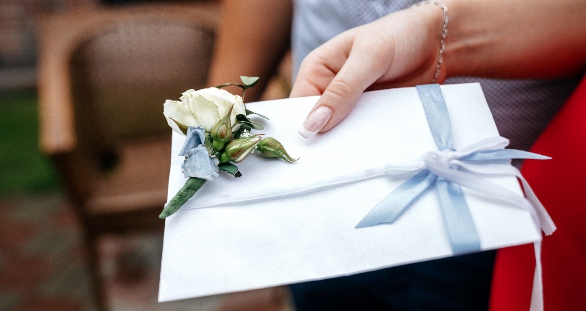 Dong nghiep mung cuoi hon 2 trieu dong, co dau van che keo kiet gay buc xuc hinh anh 1