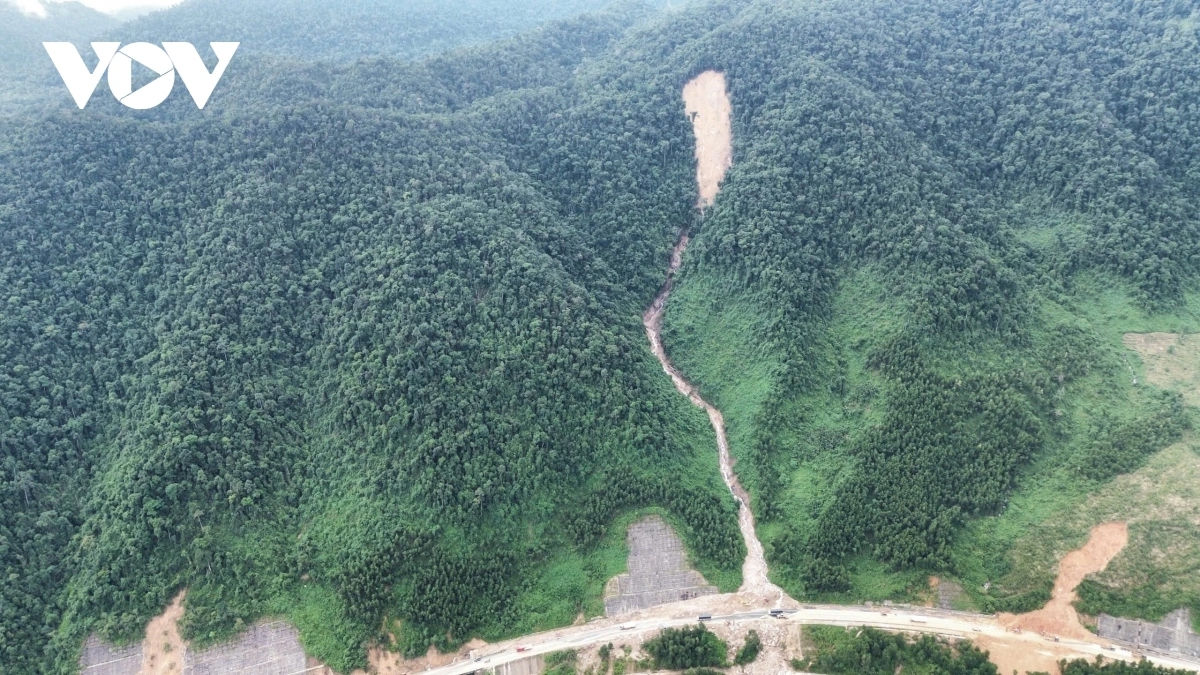 Tiếp tục cấm xe khách từ 9 chỗ ngồi trở lên đi trên cao tốc La Sơn - Hòa Liên