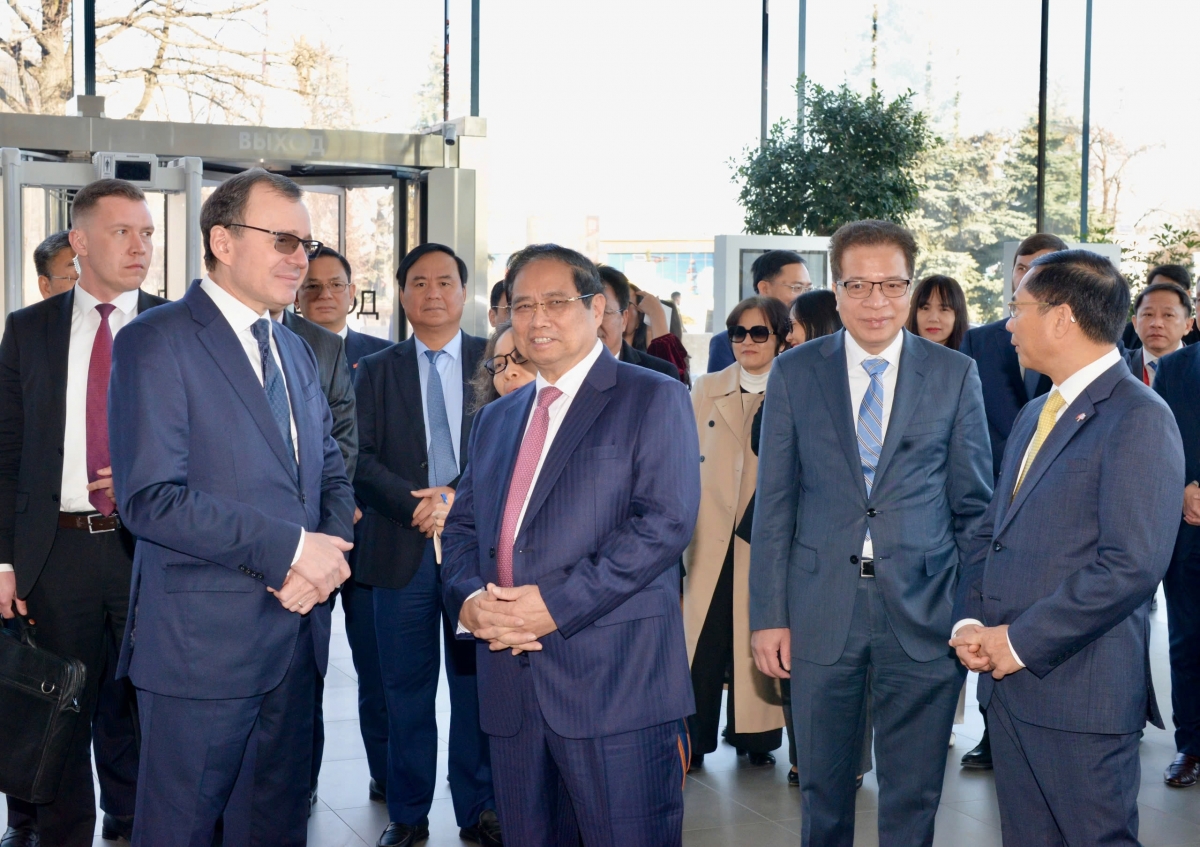 Thủ tướng thăm khu triển lãm hạt nhân và hệ thống tàu điện ngầm tại Nga