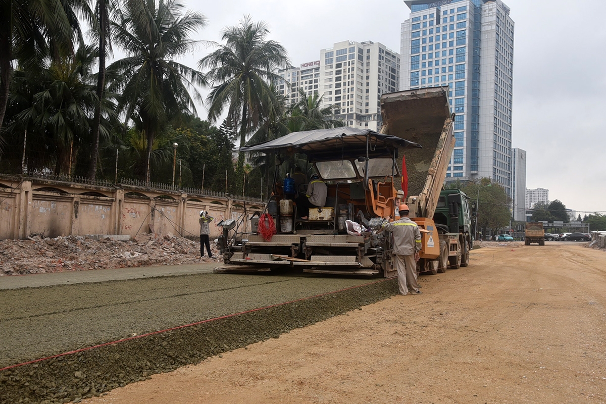 Duong vanh dai 1 doan hoang cau - voi phuc dan lo dien sau 3 thang thi cong hinh anh 6