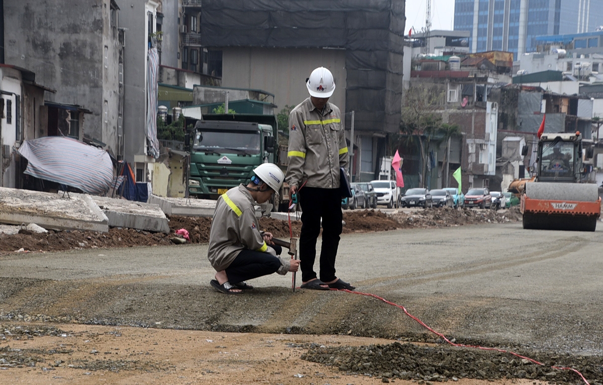 Duong vanh dai 1 doan hoang cau - voi phuc dan lo dien sau 3 thang thi cong hinh anh 8