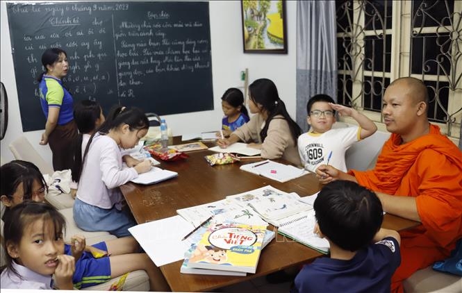 ngo ngang truoc kha nang noi tieng viet cua nguoi lao va day la ly do hinh anh 1