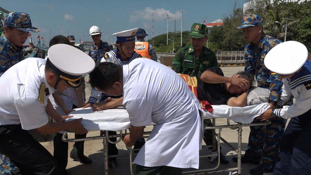 cap cuu kip thoi ngu dan nghi nhoi mau nao tai dao truong sa hinh anh 2