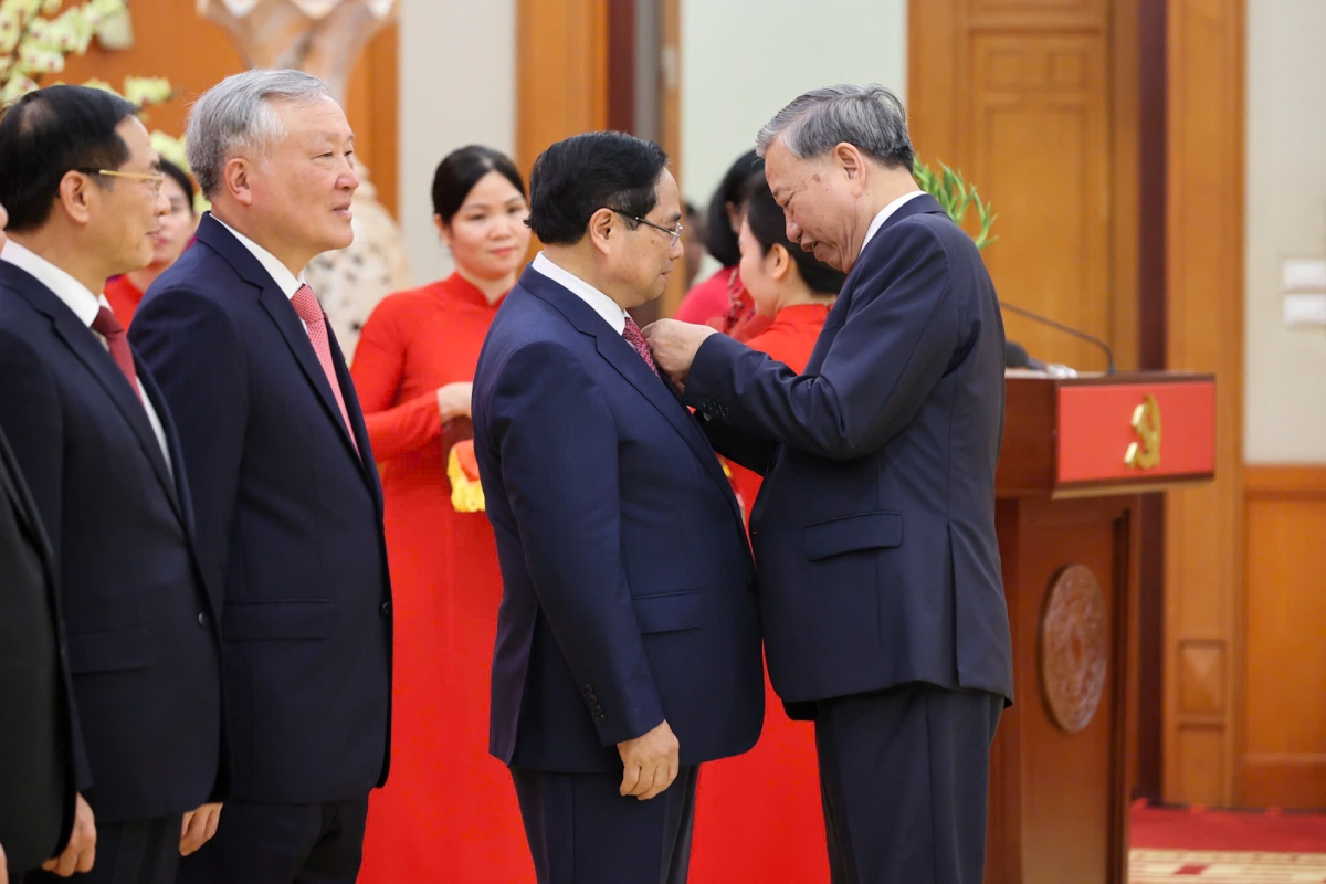 tong bi thu to lam du le trao tang huan chuong quan cong va huy hieu Dang hinh anh 1