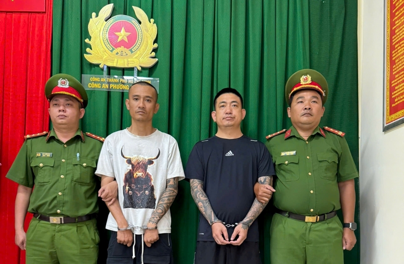 bat giam 2 doi tuong di o to chui boi, danh nguoi hinh anh 2