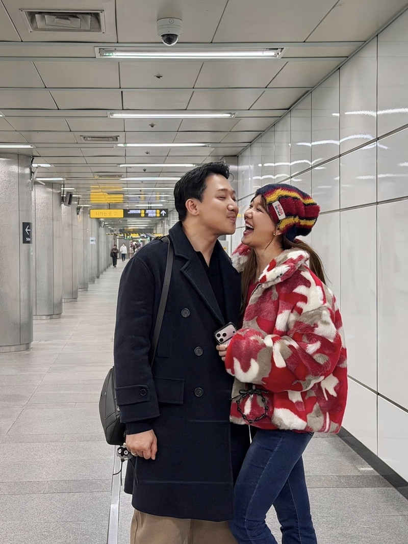 sao viet 31 3 hoa hau Y nhi cong khai khoanh khac tinh tu ben ban trai hinh anh 5