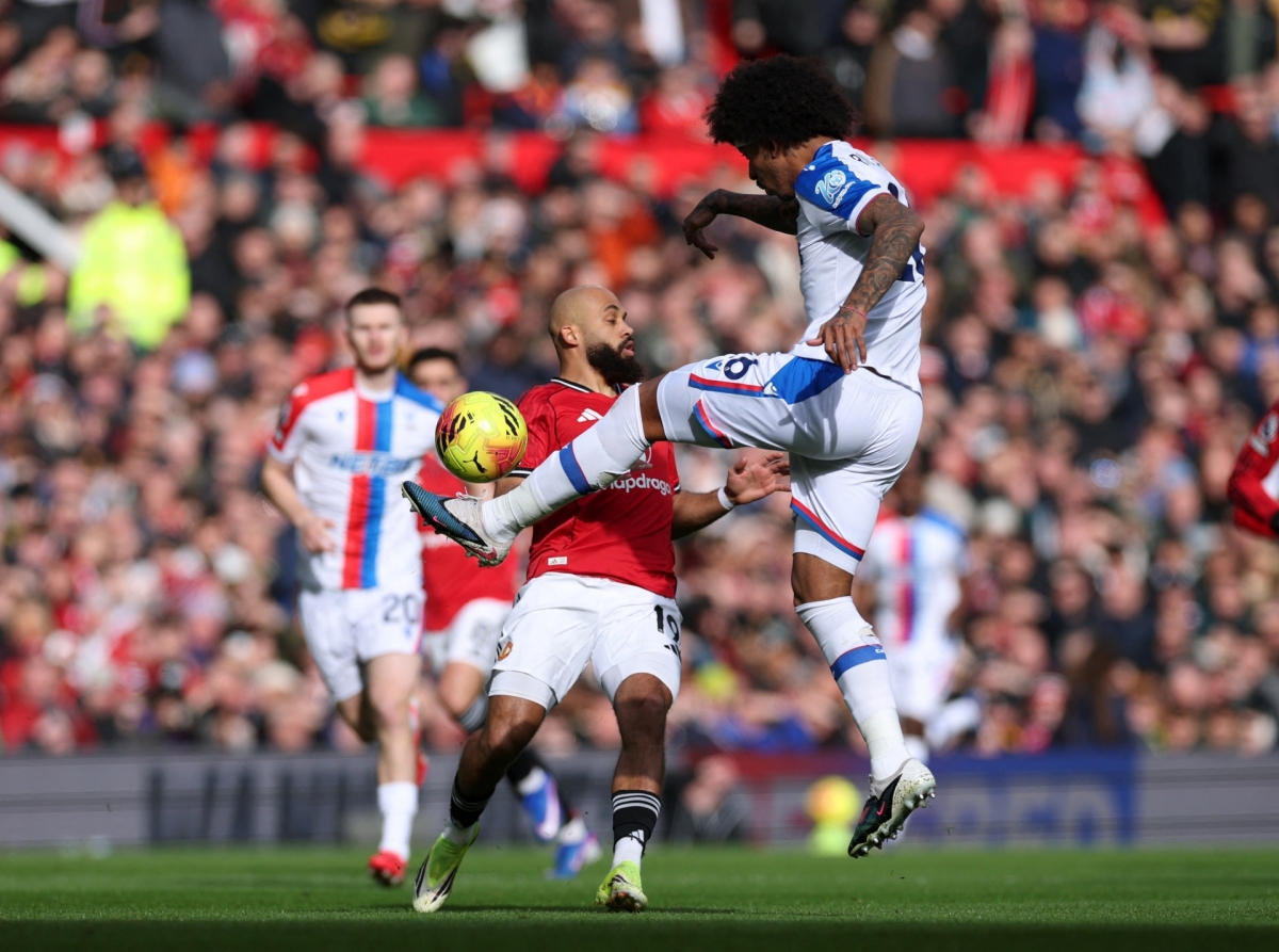 ket qua bong da ngoai hang anh toi 1 3 mu nguoc dong truoc crystal palace hinh anh 1