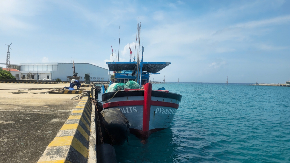 Sửa chữa kịp thời tàu cá Phú Yên gặp sự cố tại Trường Sa