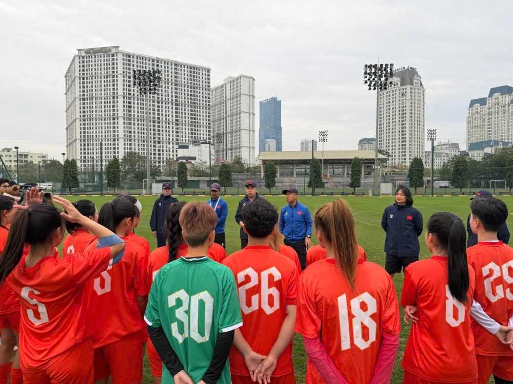 Dai dien bong da viet nam tap huan trung quoc cho muc tieu world cup hinh anh 1