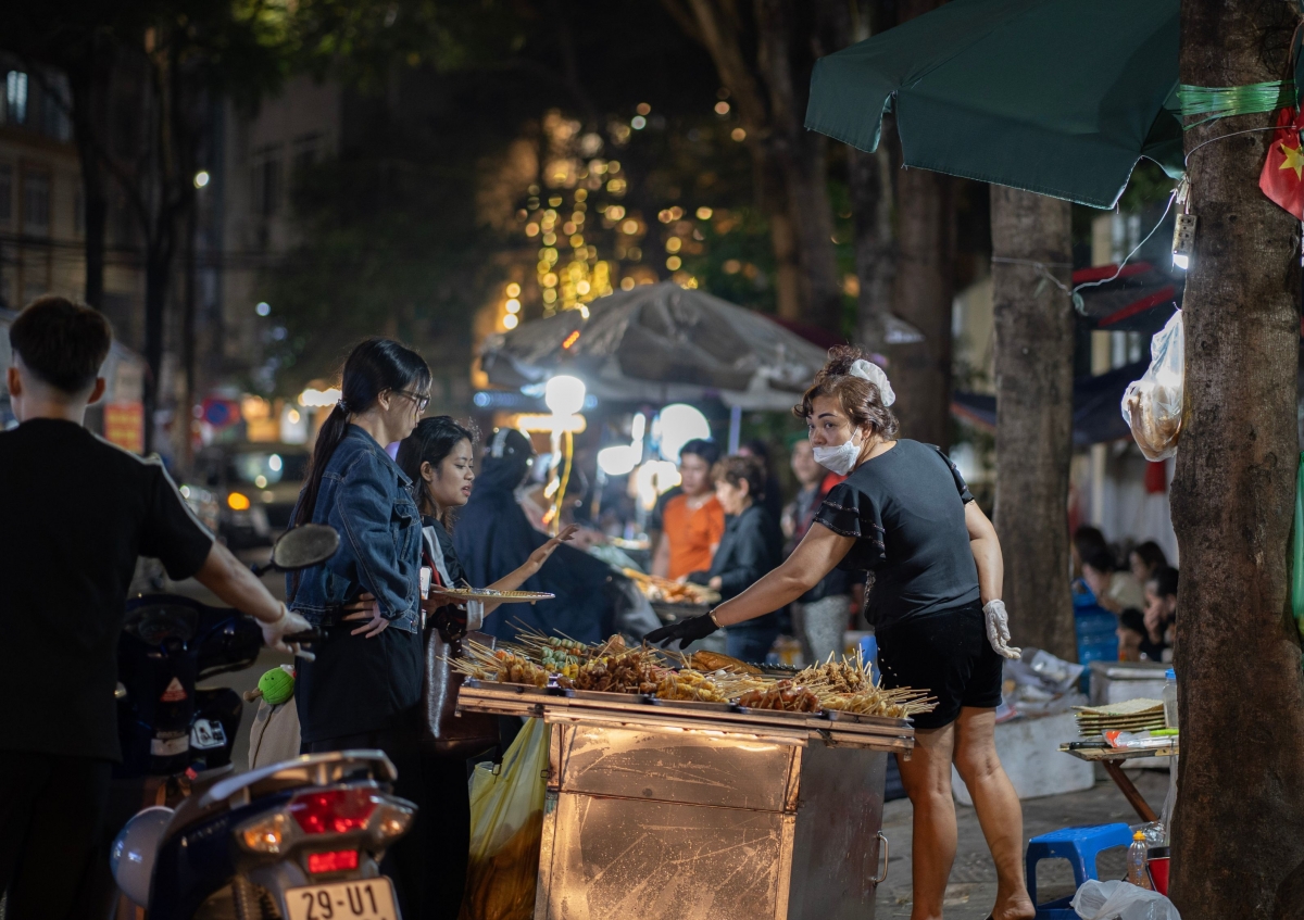Nhan nhản hàng quán lấn chiếm vỉa hè sau "tối hậu thư" của Giám đốc Công an Hà Nội