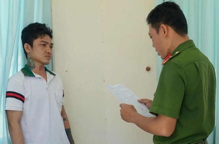 Bắt thanh niên dùng dao đâm bạn gái trọng thương, đâm người can ngăn tử vong