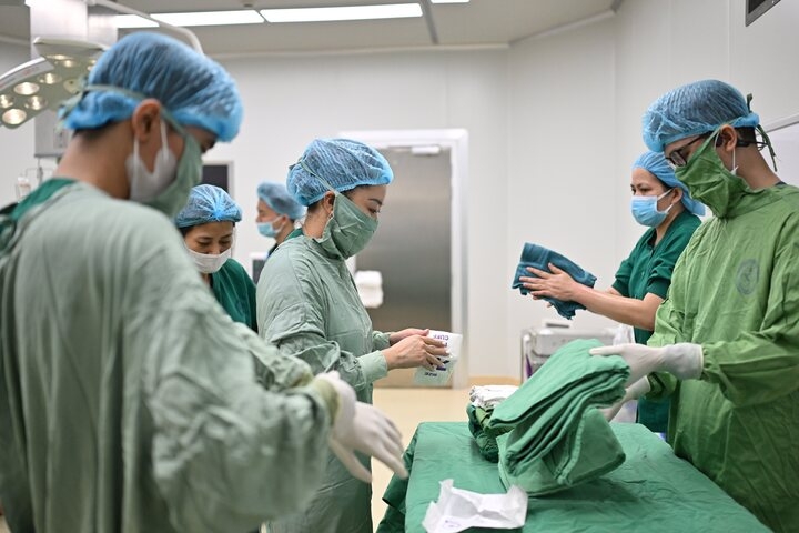 Tiếng khóc của bé 1,1kg và khoảnh khắc nín thở giữa hai sinh mạng của nữ bác sĩ