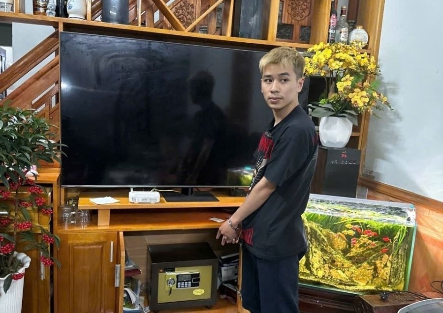 nam sinh vien trom 3 cay vang sjc cua nguoi ho hang, mua iphone tang ban gai hinh anh 1