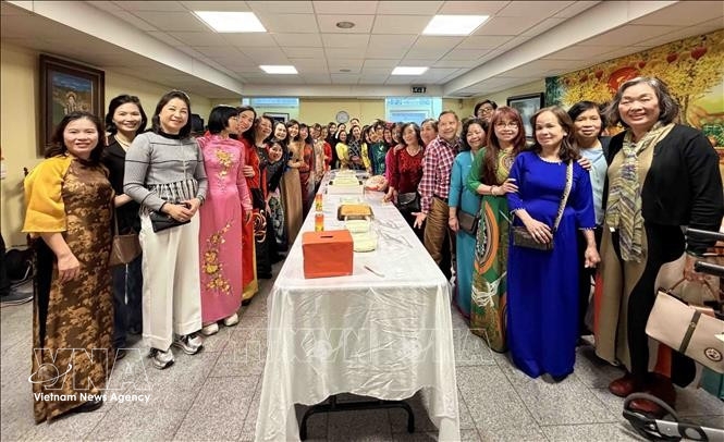 vietnamese women in belgium welcome spring at embassy picture 1