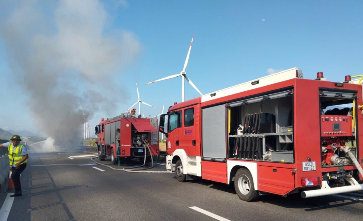 xe tai boc chay, cao toc cam lam vinh hao un u keo dai hinh anh 3