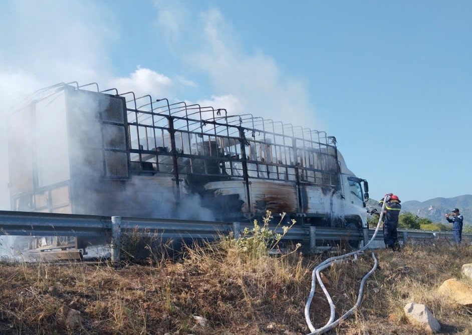 xe tai boc chay, cao toc cam lam vinh hao un u keo dai hinh anh 1