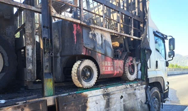 xe tai boc chay, cao toc cam lam vinh hao un u keo dai hinh anh 2