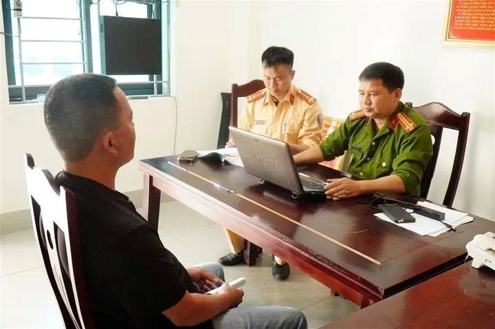 tai xe o nghe an do xe ban tai chan ngo bi phat 5 trieu dong, tru diem bang lai hinh anh 1