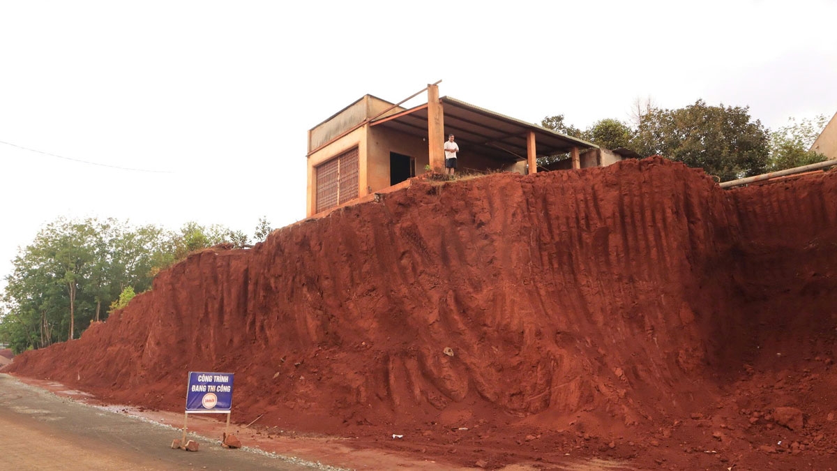 Nhà mặt tiền bỗng bên miệng "vực sâu", Chủ tịch tỉnh Đồng Nai chỉ đạo làm rõ