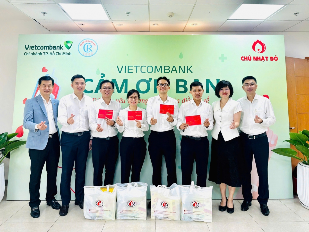 vietcombank tp.hcm hien tang 222 don vi mau, lan toa tinh than chu nhat Do hinh anh 2