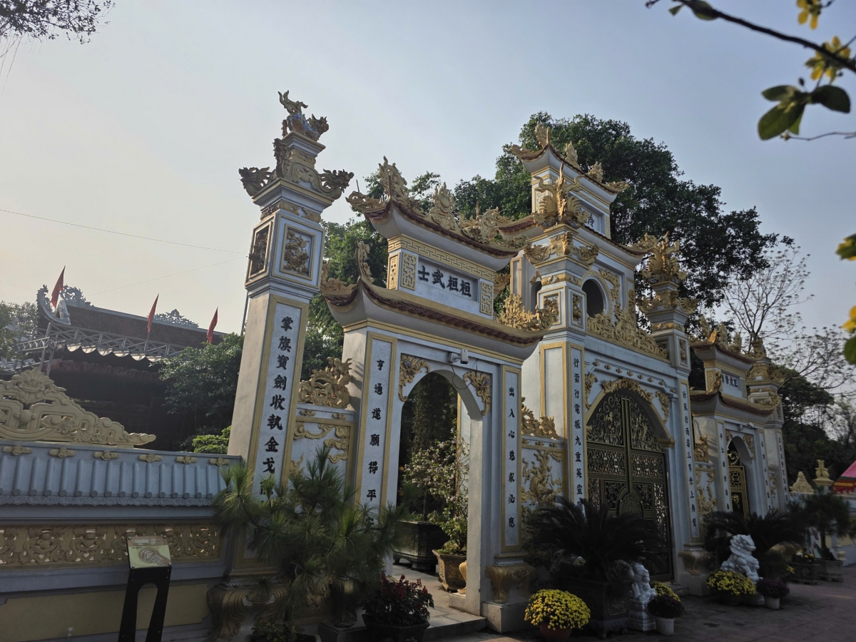 Tiền công đức tại đền Lảnh Giang chảy vào túi ai?