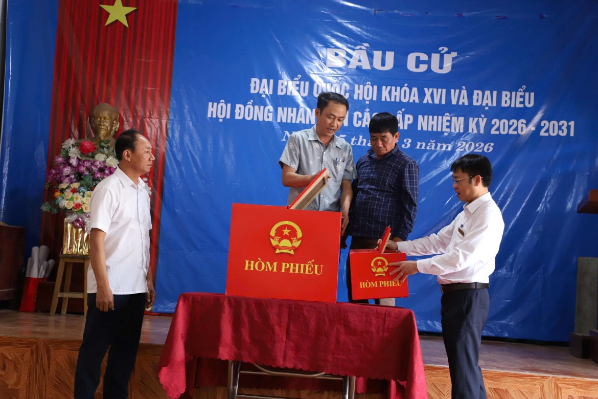 Dong bao cong giao ninh binh tot doi, dep dao qua tung la phieu hinh anh 3