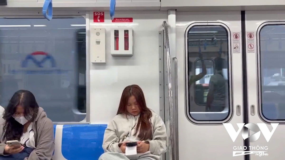 Nhiều người trẻ chọn tàu điện để tiết kiệm chi phí