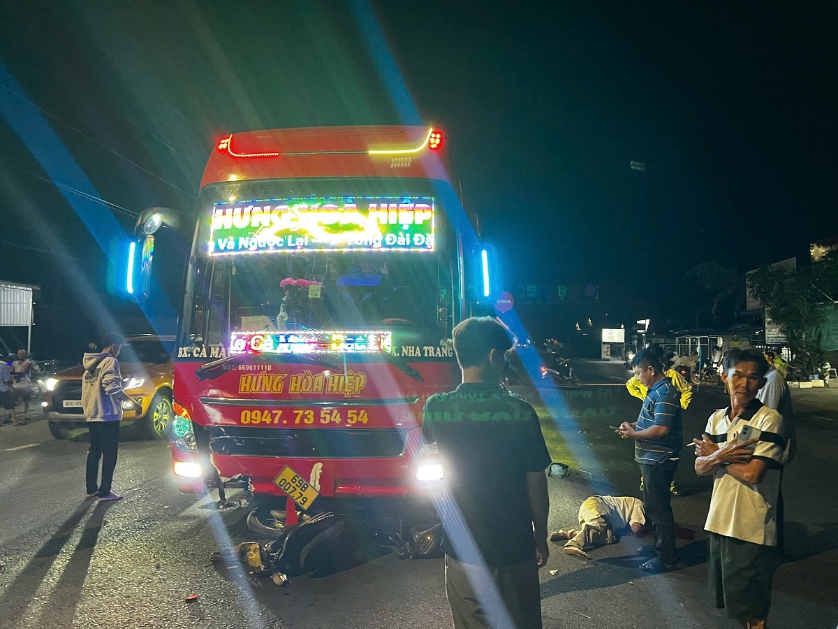 va cham xe khach tren quoc lo 1 khien 2 nguoi di xe may tu vong hinh anh 1