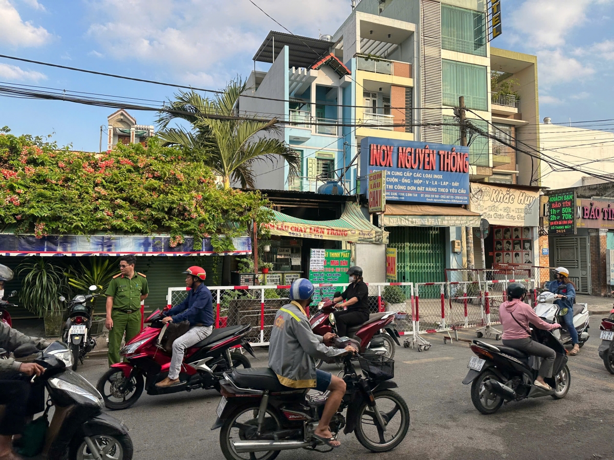 hai me con tu vong trong vu chay quan com chay o tp.hcm hinh anh 1