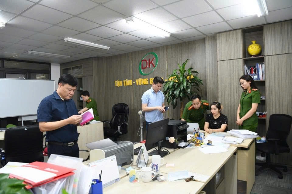 cong an phu tho bat nhieu giam doc cong ty, trieu tap hang chuc doi tuong hinh anh 3